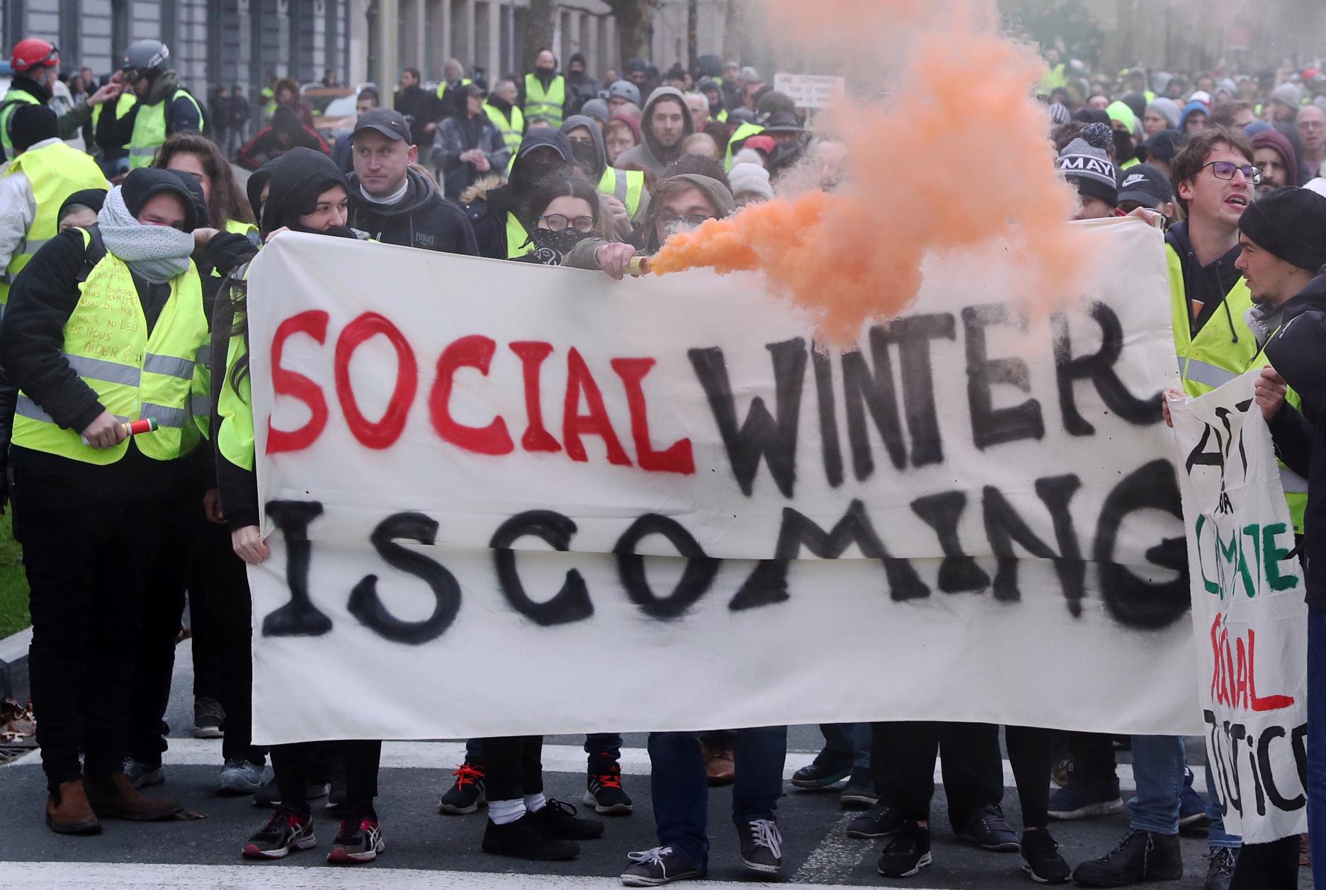 En Images Le Gilet Jaune Sexporte Dans Le Monde
