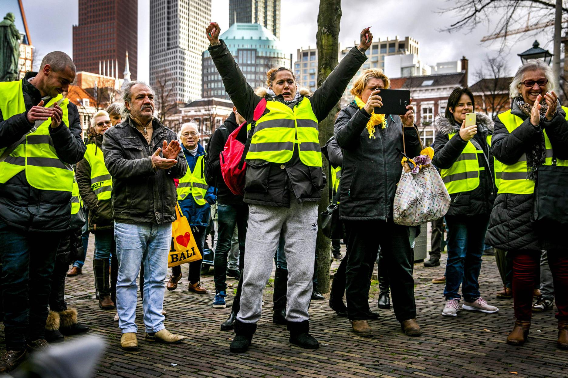 En Images Le Gilet Jaune Sexporte Dans Le Monde